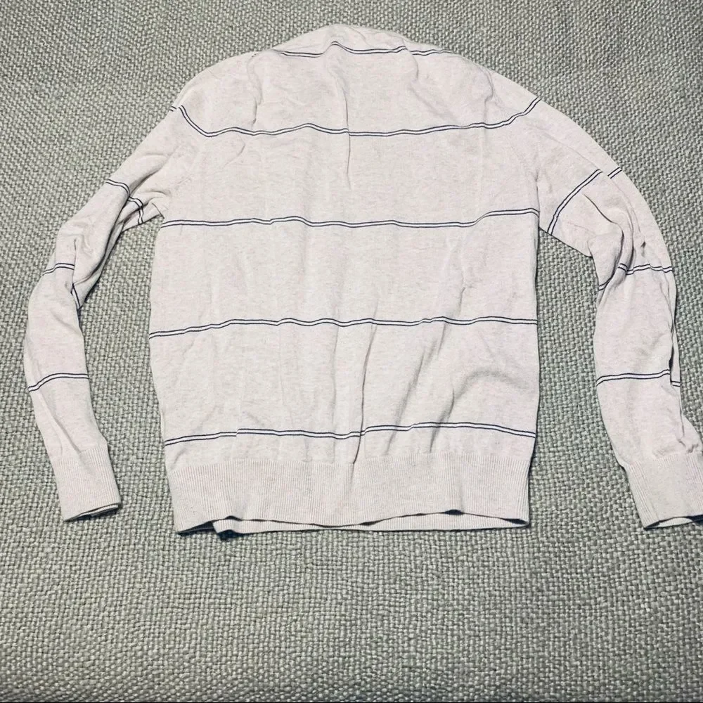 Men’s v-neck sweater